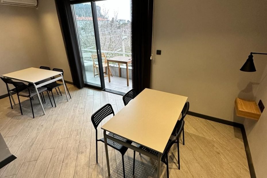 Hostel Amasra 01 Oda (mutfaklı suit) – mutfak ve oturma alanı