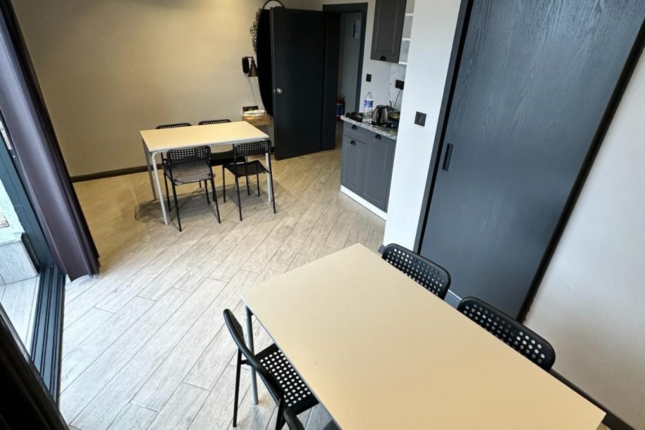 Hostel Amasra Zimmer 01 (Suite mit Küche) – Küche und Sitzbereich